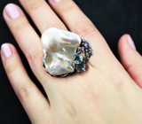Серебряное кольцо с жемчужиной барокко 60,25 карата, топазами, голубыми сапфирами и танзанитом Серебро 925