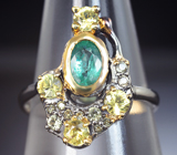 Серебряное кольцо с изумрудом высоких характеристик и зеленовато-желтыми сапфирами Серебро 925
