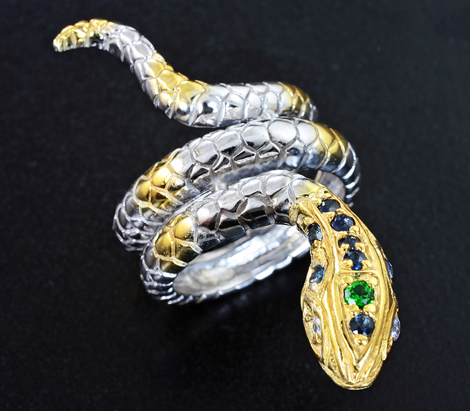 Кольцо золотого змея dark souls. Кольцо змейка с хромдиопсидом. Кольцо змея серебро. Кольцо змея с сапфиром. Кольцо змея мужское.