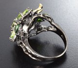 Серебряное кольцо с перидотами, диопсидами и голубыми топазами