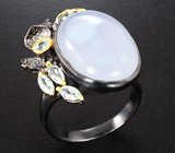 Серебряное кольцо с халцедоном 24+ карат и голубыми топазами Серебро 925