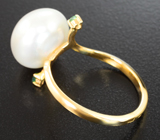 Золотое кольцо с крупной морской жемчужиной и уральскими изумрудами Золото