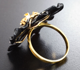 Золотое кольцо с крупным резным ониксом 15,16 карата и желтыми сапфирами Золото