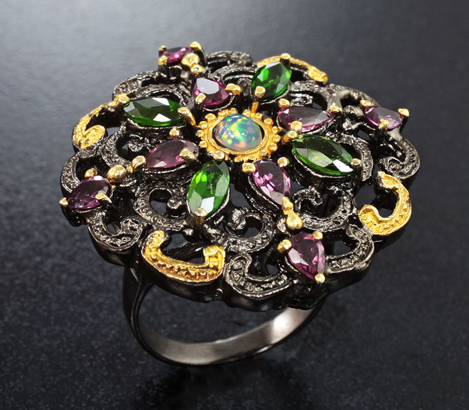 Серебряное кольцо с кристаллическим эфиопским опалом, диопсидами и родолитами