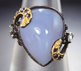 Серебряное кольцо с лавандовым халцедоном 15+ карат, голубыми топазами и синими сапфирами Серебро 925