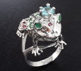 Скульптурное серебряное кольцо «Царевная-лягушка» с голубым топазом, изумрудами и родолитами Серебро 925