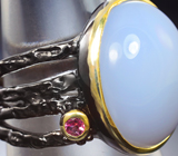 Серебряное кольцо с халцедоном 18+ карата и родолитом