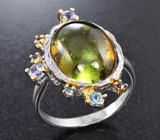 Серебряное кольцо с желто-зеленым турмалином 11,23 карата, танзанитами и синими сапфирами