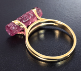 Кольцо с рубеллитом турмалином с резьбой по всей окружности 4,66 карата Золото