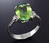 Серебряное кольцо с ярким зеленым турмалином 3,25 карата и голубыми сапфирами Серебро 925