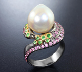 Серебряное кольцо с жемчужиной, цаворитами и розовыми сапфирами Серебро 925