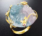 Золотое кольцо с редким крупным полихромным бериллом 72,04 карата, голубыми топазами и розовыми сапфирами Золото