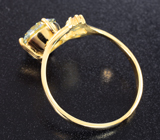 Золотое кольцо с бесцветным муассанитом 1,83 карата и лейкосапфирами Золото