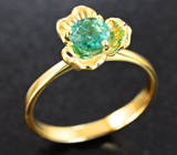 Золотое кольцо с ярко-неоновым уральским изумрудом бриллиантовой огранки Золото
