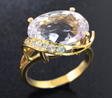 Золотое кольцо с нежно-розовым кунцитом 8,63 карата и лейкосапфирами Золото