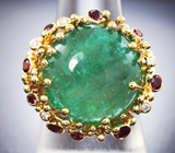 Массивное золотое кольцо с крупным уральским изумрудом 20,87 карата, ярко-рубиновой шпинелью и бриллиантами Золото