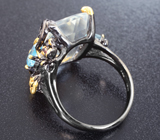 Серебряное кольцо с бесцветным кварцем, голубыми топазами и родолитом Серебро 925