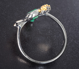 Серебряное кольцо с изумрудами высоких характеристик, золотистыми и желтовато-зелеными сапфирами