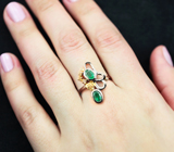 Серебряное кольцо с изумрудами высоких характеристик, золотистыми и желтовато-зелеными сапфирами