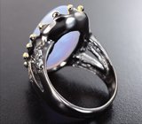 Серебряное кольцо с халцедоном 24+ карат и голубыми топазами