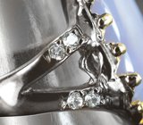 Серебряное кольцо с халцедоном 24+ карат и голубыми топазами