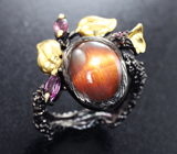 Серебряное кольцо с солнечным камнем с эффектом кошачьего глаза и родолитами