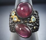 Серебряное кольцо с пурпурно-розовыми сапфирами 9+ карат и голубыми топазами