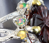 Серебряное кольцо с резным альмандином гранатом и кристаллическими эфиопскими опалами