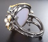 Серебряное кольцо с халцедоном, жемчугом, голубыми топазами и васильковым сапфиром