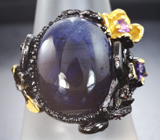 Серебряное кольцо с кабошоном синего сапфира 21,21 карата, аметистами и родолитами Серебро 925