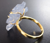 Золотое кольцо с резным халцедоном 12,52 карата, синими сапфирами и бесцветными цирконами Золото