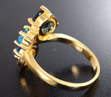 Эффектное серебряное кольцо с насыщенно-синим топазом и «неоновыми» апатитами Серебро 925