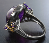 Серебряное кольцо со сливовым и ограненными аметистами