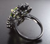 Серебряное кольцо с перидотами и голубыми топазами