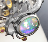 Серебряное кольцо с кристаллическим эфиопским опалом и красными сапфирами