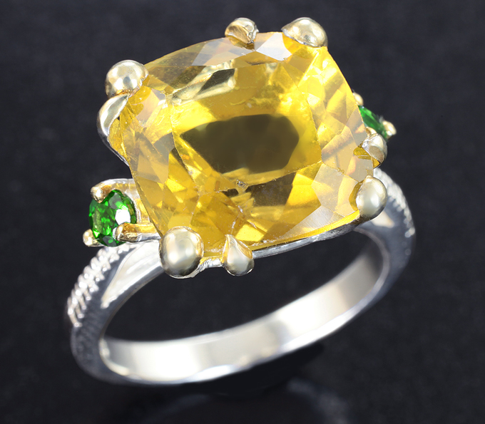 Серебряное кольцо с цитрином 7+ карат и диопсидами