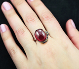 Серебряное кольцо с рубином 14,2 карата и синими сапфирами