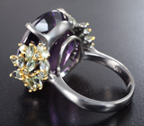 Серебряное кольцо с аметистом 29,14 карата и зелеными сапфирами