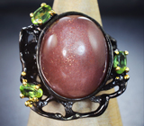 Серебряное кольцо с солнечным камнем и перидотами
