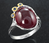 Серебряное кольцо с крупным рубином 13,73 карата и синими сапфирами