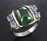 Серебряное кольцо с изумрудно-зеленым турмалином 8,2 карата, васильковыми и синими сапфирами