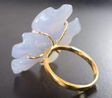 Золотое кольцо с резным халцедоном 29,48 карата, синими сапфирами и бесцветными цирконами Золото