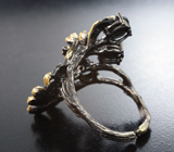 Серебряное кольцо с кристаллическими черными опалами, бесцветными топазами и диопсидом Серебро 925