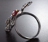 Серебряное кольцо со звездчатым рубином, синими сапфирами и топазами Серебро 925
