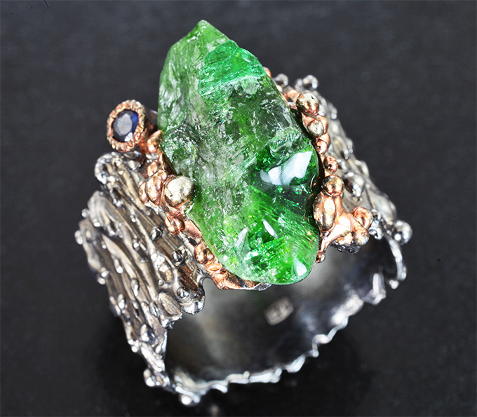 Серебряное кольцо с молдавитом и синим сапфиром