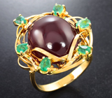 Золотое кольцо с крупным насыщенным рубином 31,31 карата и яркими изумрудами 1,11 карата Золото