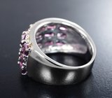 Эффектное серебряное кольцо с родолитами и сапфирами