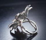 Серебряное кольцо с кристаллическим черным опалом 4,43 карата и разноцветными сапфирами бриллиантовой огранки Серебро 925
