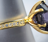 Кольцо с крупной шпинелью высокой чистоты 3,35 карата и бесцветными сапфирами Золото