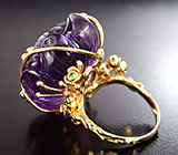 Массивное золотое кольцо с крупным резным аметистом, цаворитами и бриллиантами Золото
